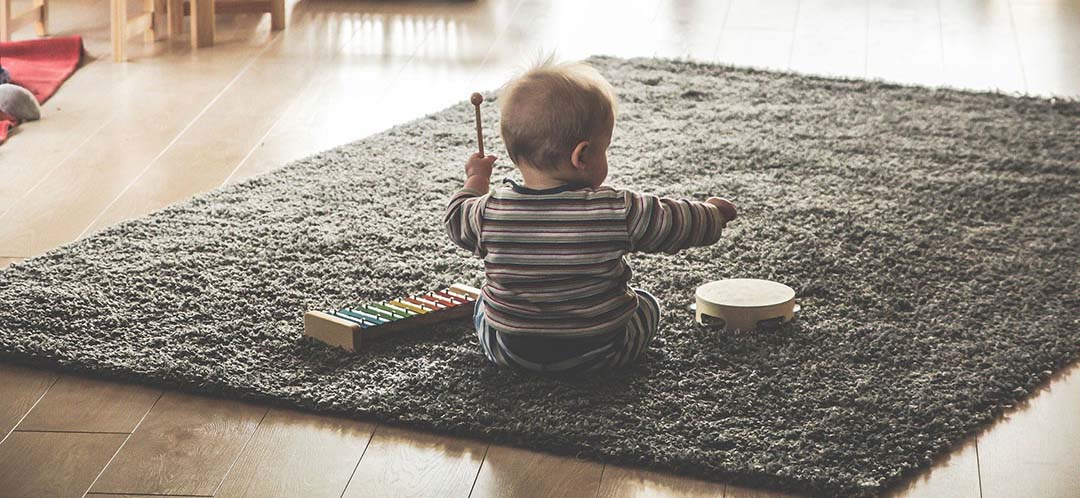 Bebé con instrumentos